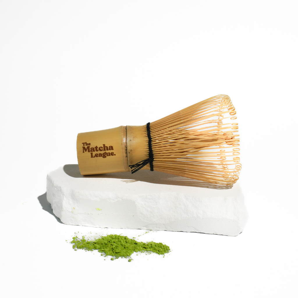 Bamboe matchaklopper van The Matcha League met losse matcha